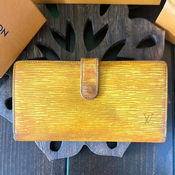 Louis Vuitton Epi Kisslock Long Yellow Gold Wallet - Picture 3 of 12